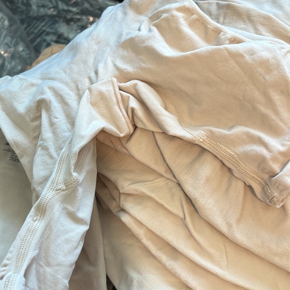 Skims SCULPTING BODYSUIT MID THIGH W. OPEN GUSSET - Picture 4 of 6